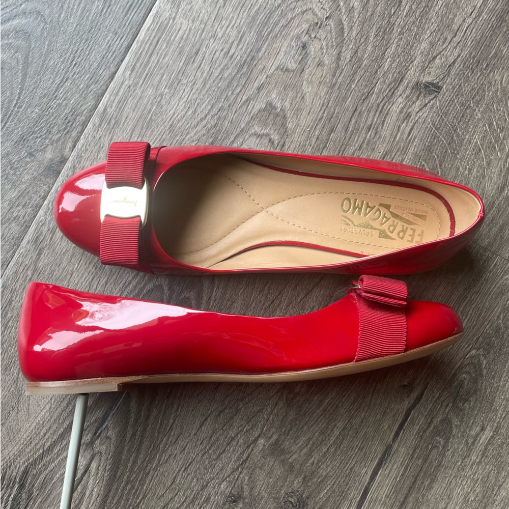 Mint condition Salvatore Ferragamo Varina Patent Bow Flat size 7C 37C in rosso